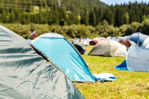 Un camping situé dans l’Aveyron, au cœur des Gorges du Tarn, offrant des activités nature comme le canoë, la randonnée et des vues exceptionnelles.